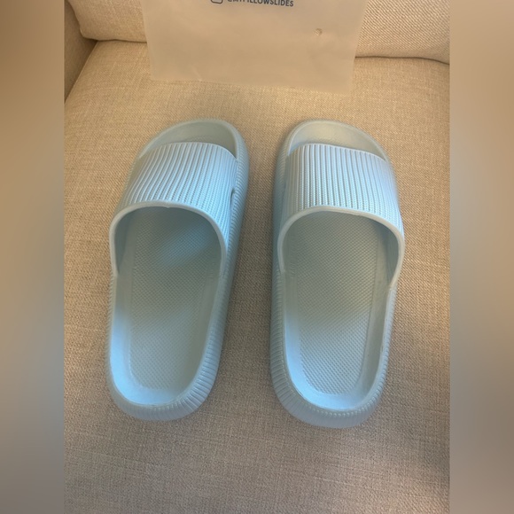 NWT Brand New Light Blue Pillow Slides - Picture 3 of 7